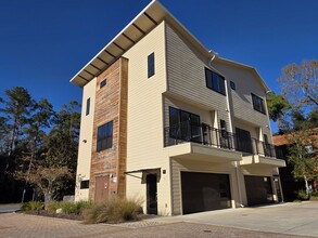 Building Photo - FOR RENT 3 bed, 3.5 bath, 3 level brand new condo