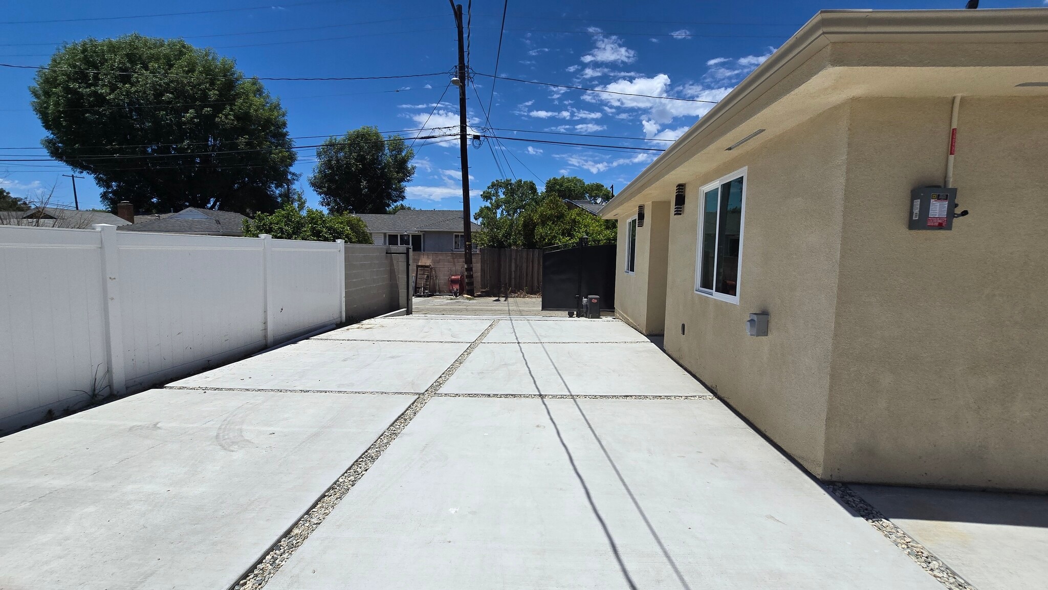 Building Photo - 10931 Hayvenhurst Ave