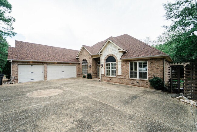 Building Photo - 2000 Square feet, of gorgeous living space in Hot Springs Village.