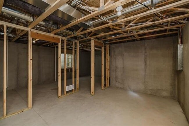 Building Photo - Brand New 5 bed/3.5 bath