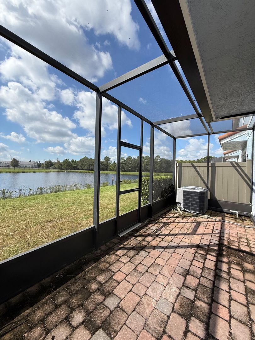 Building Photo - 2-bedroom, 2.5-bath townhome located in Ea...