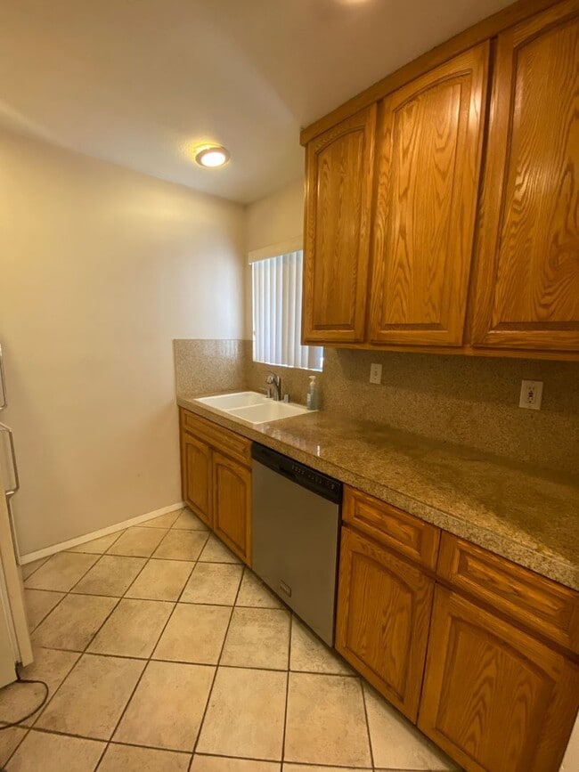 Building Photo - 2 BEDROOM DOWNSTAIRS END UNIT WITH PATIO