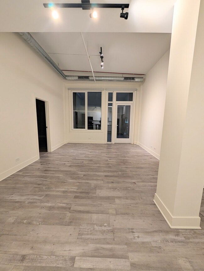 Building Photo - 1914 N Milwaukee Ave