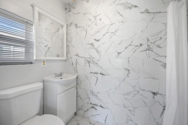 Building Photo - 1535 Plunkett St