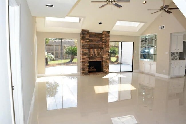 Building Photo - 2127 Manor Green Dr