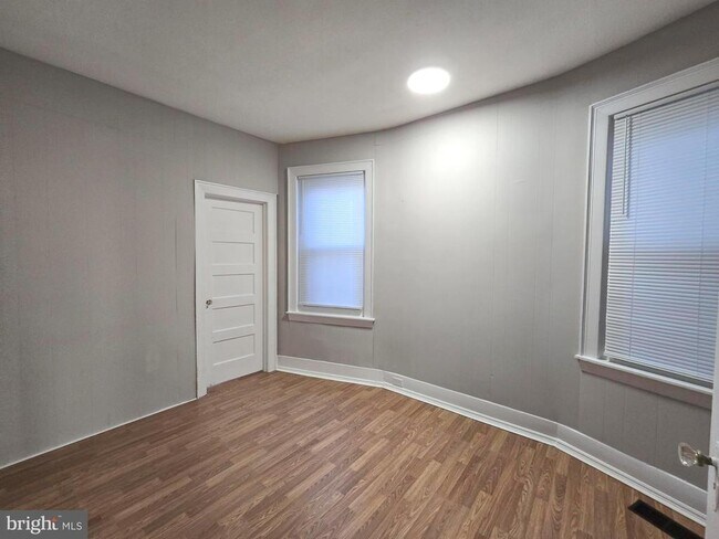 Building Photo - 5825 Ashland Ave