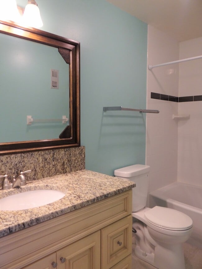 Building Photo - 6025 Shore Blvd S