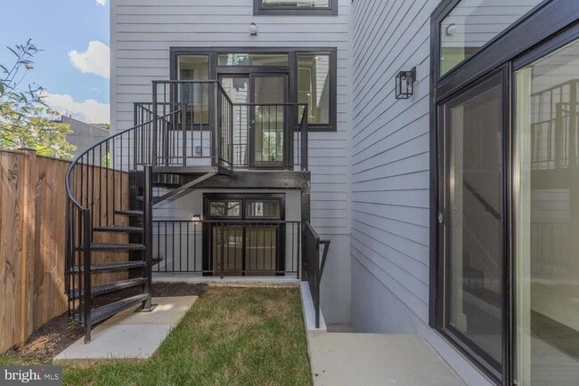 Building Photo - 722 Kenyon St NW