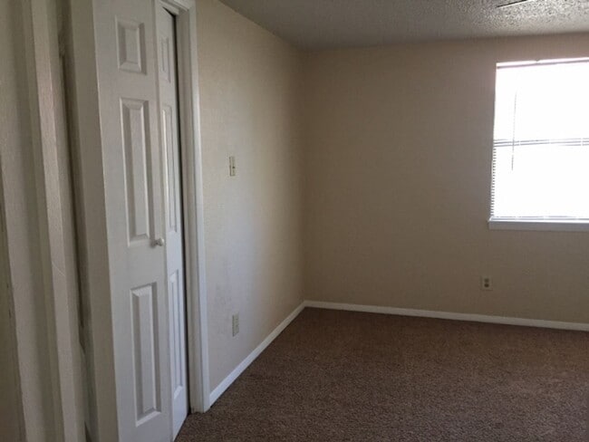 Building Photo - 2 br, 1 bath House - 433 W Second St #1 (884)