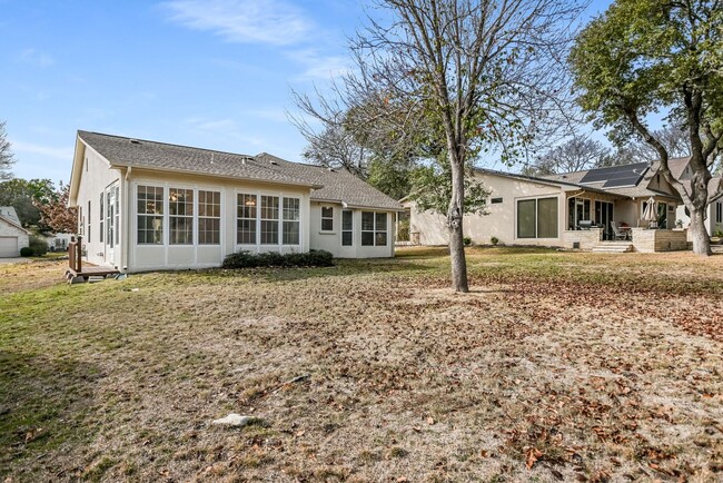 Building Photo - 106 Sunflower St