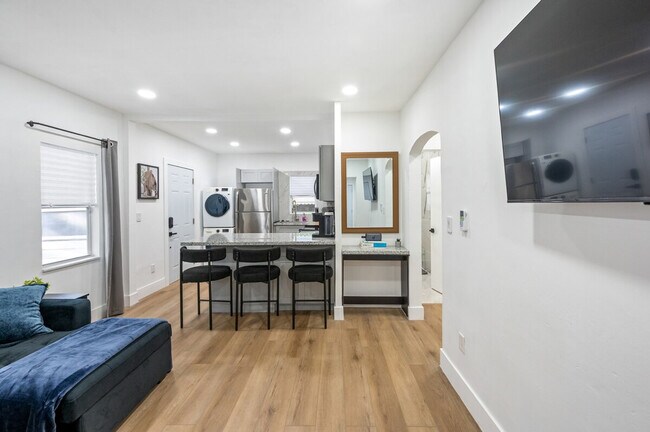 Building Photo - 310 NE 58th Terrace