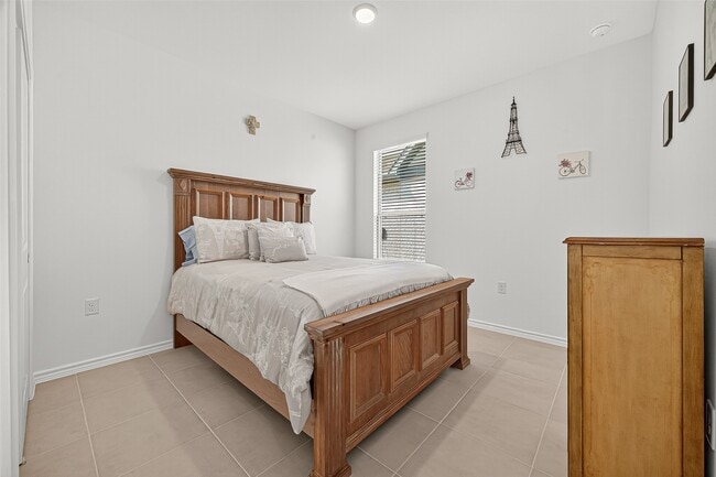 Building Photo - 8047 Prospect Dr