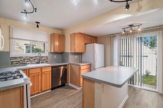 Building Photo - 23739 Cayuga Ave