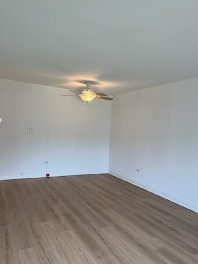 Building Photo - Elmhurst One Bedroom Apartment ~ Parking Included ~ Cats Welcome