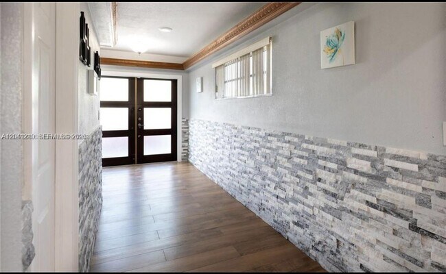 Building Photo - 16100 NE 9th Ct