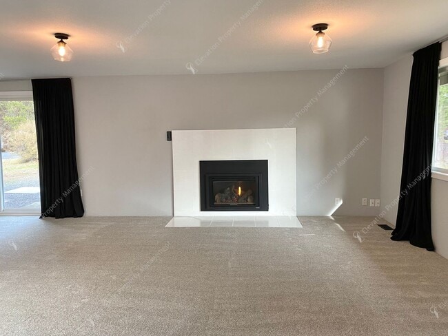 Building Photo - Mid-Century Modern Courtyard Gem in the Old Farm District