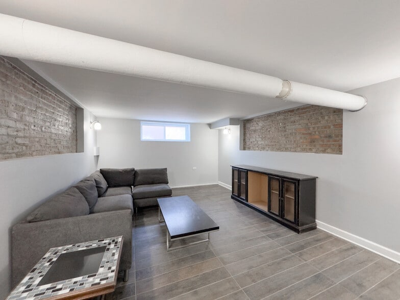 Building Photo - 2310 W Wilson Ave