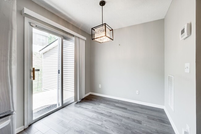 Building Photo - Renovated Townhome in Convenient Nashville...