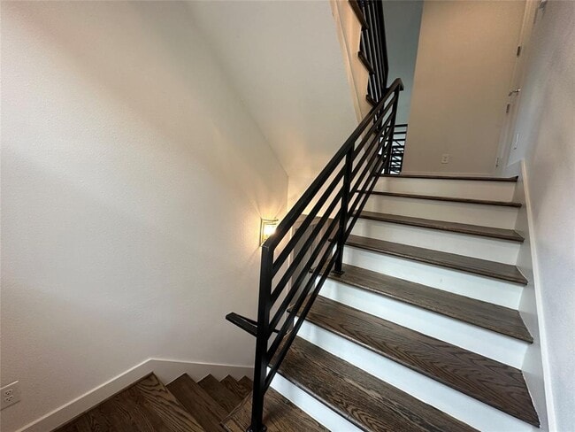 Building Photo - 1535 W 24th St