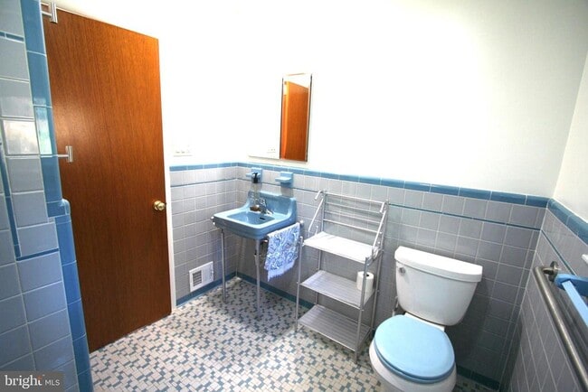 Building Photo - 10104 Towhee Ave