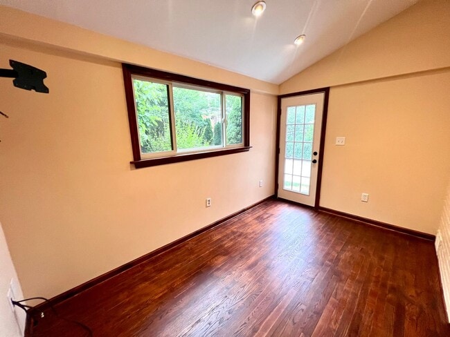 Building Photo - Pittsburgh - 3 Bedroom 1.5 Bathroom - Stunning Home