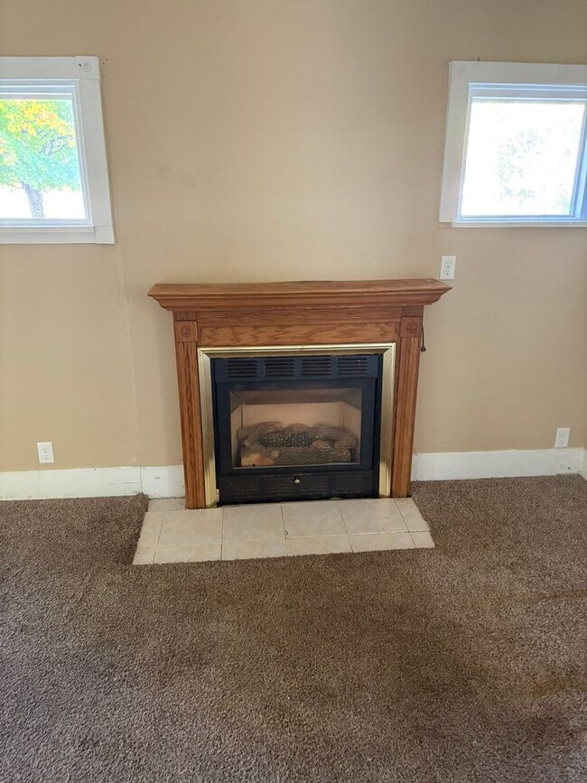 Building Photo - 2 BR house w garage, CA, fireplace