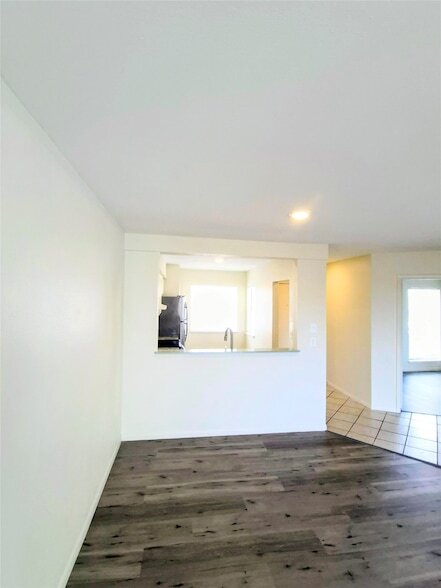 Building Photo - 500 Tiki Dr