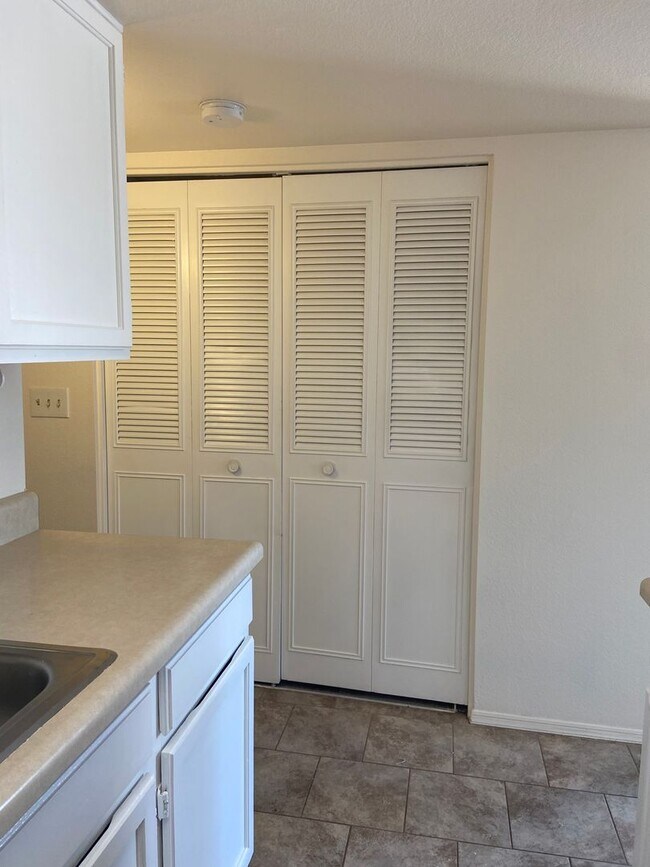 Building Photo - 1 Bedroom 1 bath w/attached garage