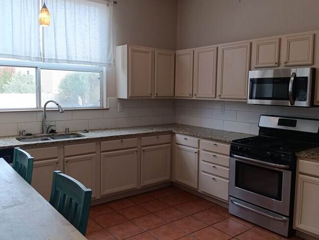 Building Photo - 3 Bedroom, 2.5 Bathroom Home! Schedule a Showing Soon!