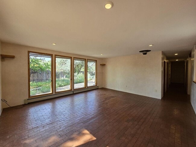 Building Photo - 133 Valley Dr