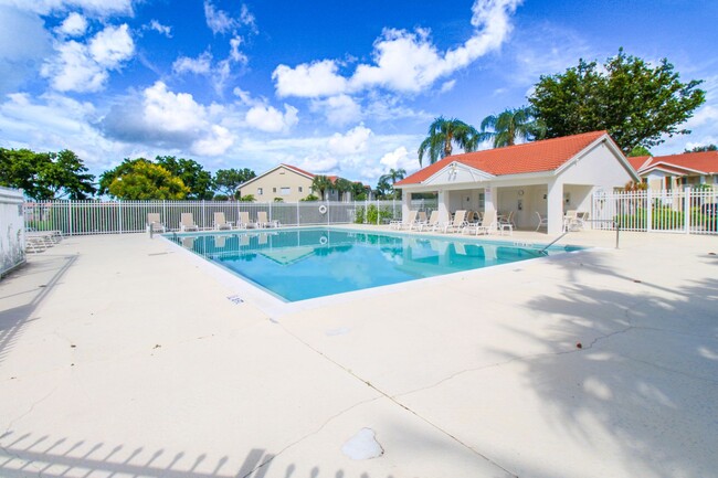 Building Photo - ** 2/2 FIRST FLOOR EMERALD LAKES BEAUTY RE...