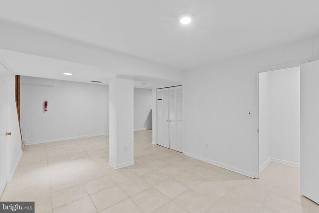 Building Photo - 6048 Redwood Ln