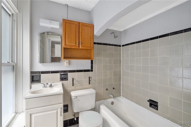 Building Photo - 319-25 N Salina St