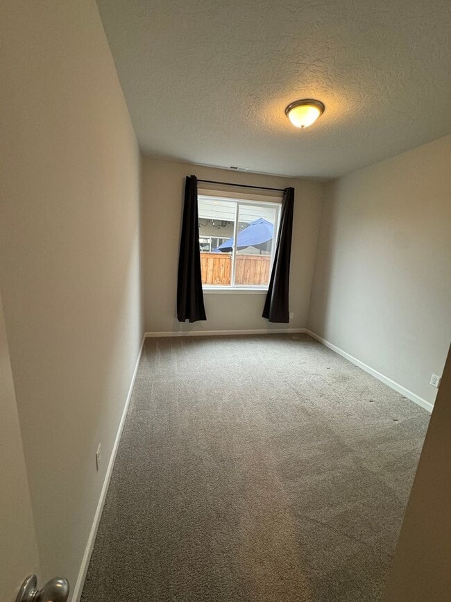 Building Photo - Charming 3-Bedroom Home