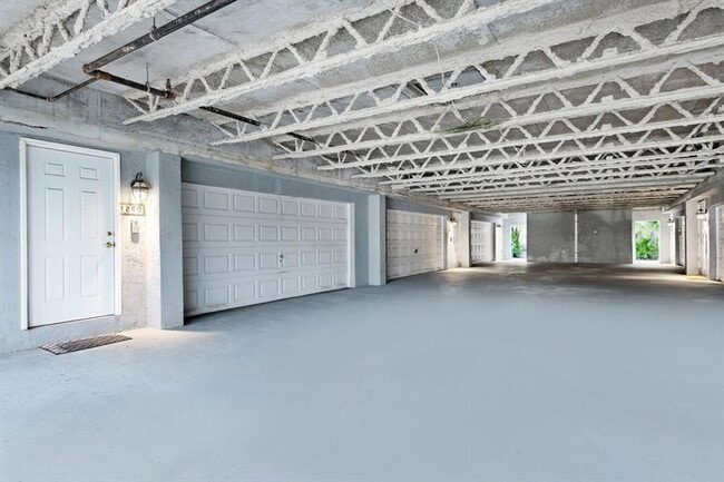 Building Photo - 1260 N Riverside Dr