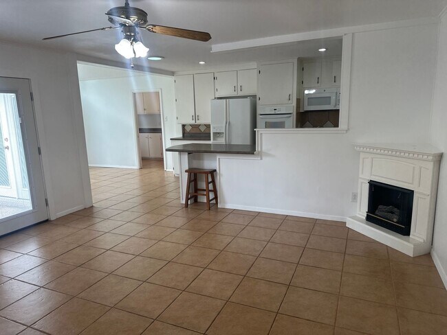 Building Photo - 2213 Suanne Dr