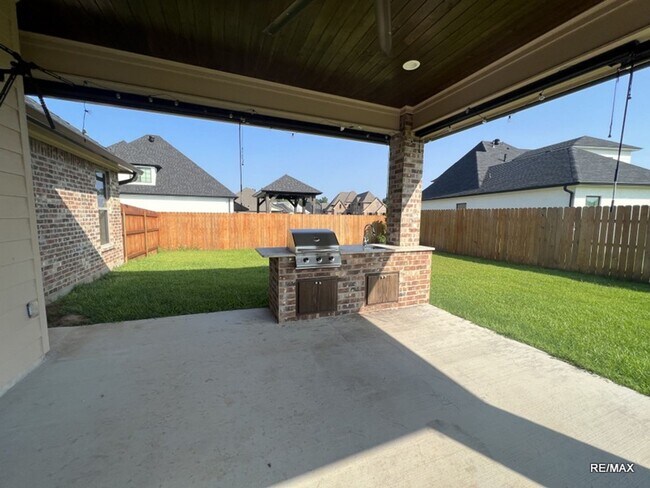 Building Photo - EXQUISITE HOME IN ST. CHARLES COURT OF NOR...