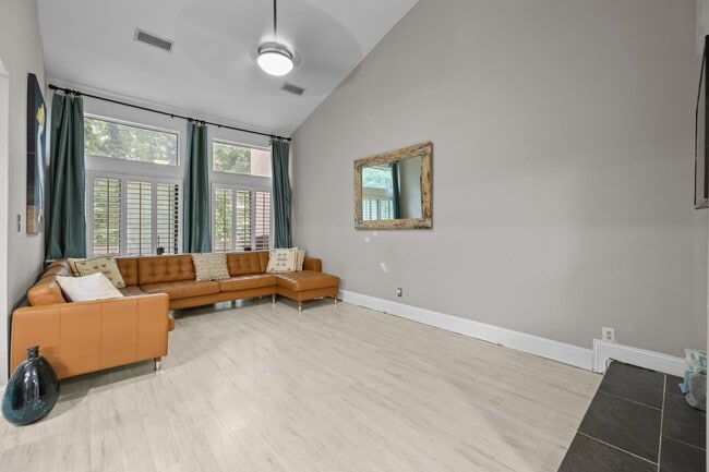 Building Photo - 222 Riverview Terrace