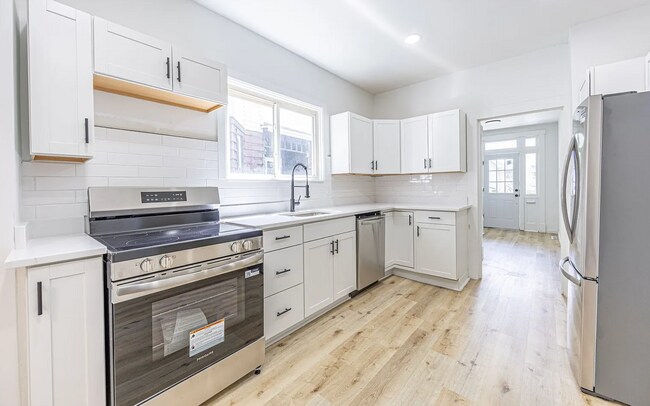 Building Photo - Newly Renovated 5-Bedroom Beauty!