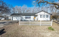 Building Photo - Stunning 5 Bedroom 3 Bathroom home!