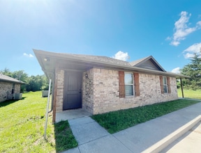 Building Photo - Close to school/Neighborhood surrounded by trees/Cozy