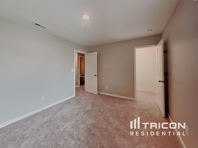 Building Photo - 141 Gladstone Loop