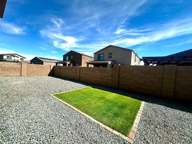 Building Photo - Stunning 4-bedroom, 2-bathroom home located in the vibrant community of Sahuarita, AZ