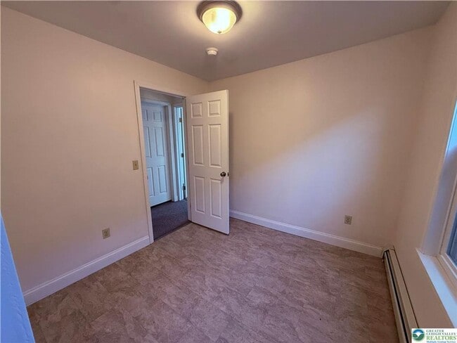 Building Photo - 3 bedroom 1 bathroom