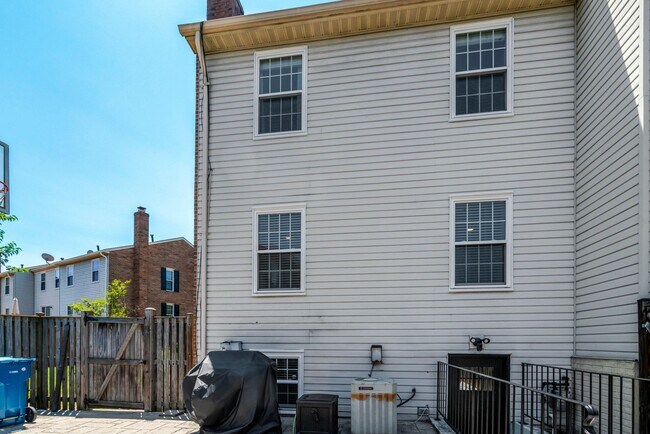 Building Photo - 6063 Hydrangea Dr