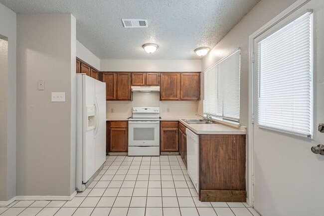 Building Photo - Kick it in Keller in this 2 story Townhome!