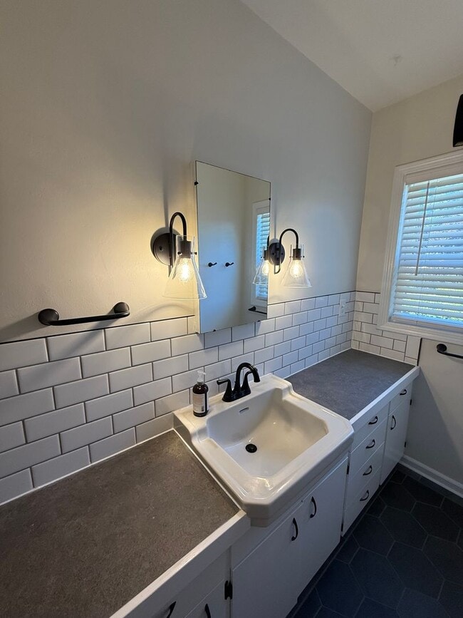 Building Photo - Newly Remodeled 3 Bed/2 Bath in North Bend