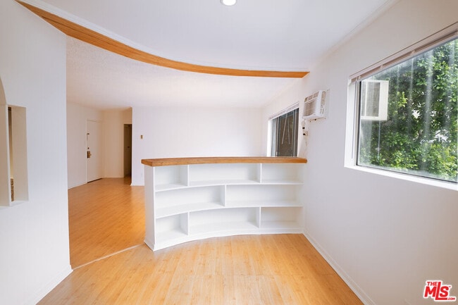 Building Photo - 960 Larrabee St