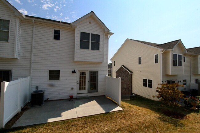 Building Photo - Spacious 4 Bedroom, 3.5 Bath Townhome with...