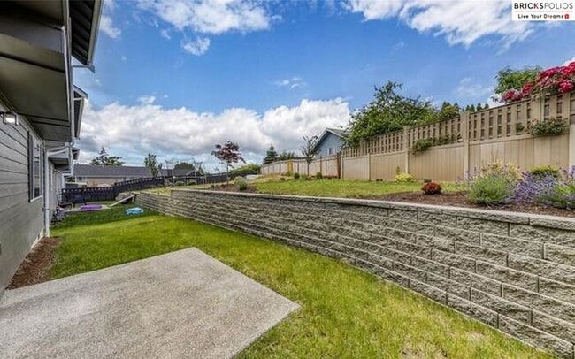 Building Photo - Banyan Grove, Bremerton: Charming 4-Bedroo...